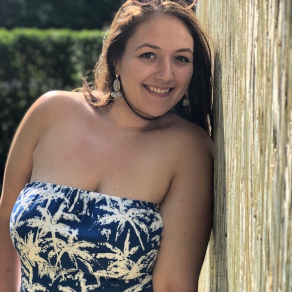 Meet your Posher, Alyssa - Picture 2 of 4